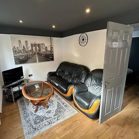 Brand New Large Studio Flat! Sutton  Zewnętrze zdjęcie